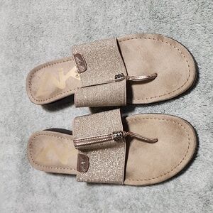 Anne Klein Sz 7/8 Women’s Gold Flip Flop Sandal